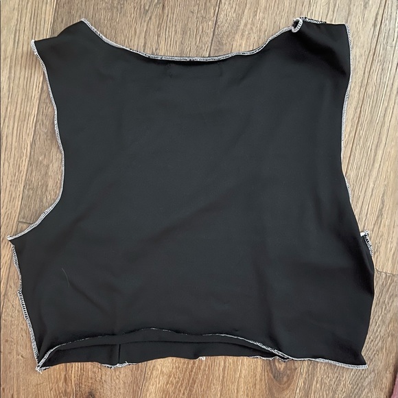 BLACK & WHITE CONTRAST STITCHED CROP TOP - Picture 4 of 4